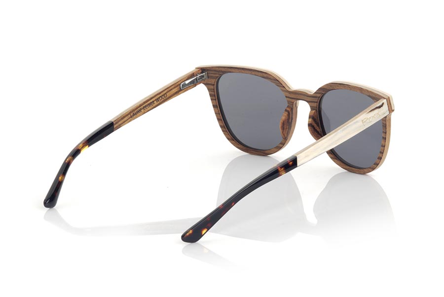 Wood eyewear of Zebrano LAURE. LAURE sunglasses are manufactured in a combination of two spectacular woods, Zebrano in frame and white zebrabo overexposed in frame and on the outside of the temples. The interior of these is composed of zebrano wood and are finished in hawksbill acetate with internal rod which allows to be adjusted if necessary. You will love the combination of the woods with the eyebrow in relief. Front measure: 137x48mm for Wholesale & Retail | Root Sunglasses® 