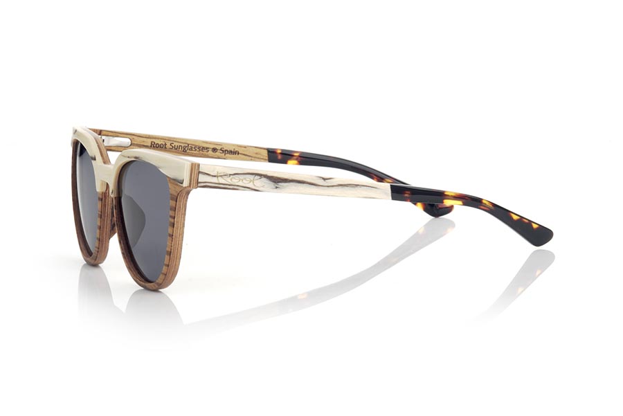 Wood eyewear of Zebrano LAURE. LAURE sunglasses are manufactured in a combination of two spectacular woods, Zebrano in frame and white zebrabo overexposed in frame and on the outside of the temples. The interior of these is composed of zebrano wood and are finished in hawksbill acetate with internal rod which allows to be adjusted if necessary. You will love the combination of the woods with the eyebrow in relief. Front measure: 137x48mm for Wholesale & Retail | Root Sunglasses® 