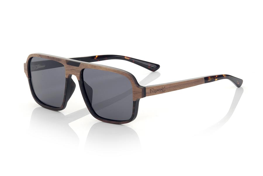 Wood eyewear of Walnut RALPH. RALPH sunglasses are manufactured in a combination of two very beautiful woods, Walnut on the top of the frame and sideburns and Ebony on the bottom of the frame and in the upper central decorative element. The pins are finished in hawksbill acetate with internal rod which allow to be adjusted if necessary. With elegant square shapes, you will love the combination of wood together with its suggestive and elegant shape. Front measure: 141x48mm for Wholesale & Retail | Root Sunglasses® 