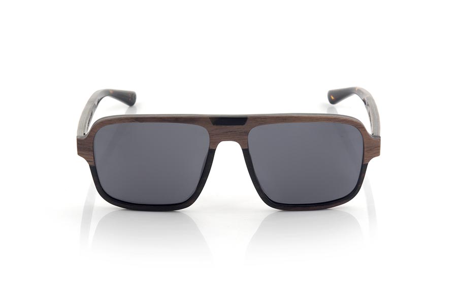 Wood eyewear of Walnut RALPH. RALPH sunglasses are manufactured in a combination of two very beautiful woods, Walnut on the top of the frame and sideburns and Ebony on the bottom of the frame and in the upper central decorative element. The pins are finished in hawksbill acetate with internal rod which allow to be adjusted if necessary. With elegant square shapes, you will love the combination of wood together with its suggestive and elegant shape. Front measure: 141x48mm for Wholesale & Retail | Root Sunglasses® 