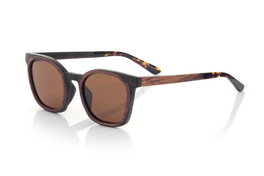 Wood eyewear of ebony GUSTAV. GUSTAV sunglasses are manufactured in a combination of two woods, ebony in the frame and inside of the temples and Rosewood in the outer ring of the frame and the outside of the temples. The latter are finished in carey acetate with internal rod which allow to be adjusted if necessary. It is a model with its own personality and a very careful finish that will surprise you with its originality and the combination of woods. Front measurement: 141x48mm for Wholesale & Retail | Root Sunglasses® 