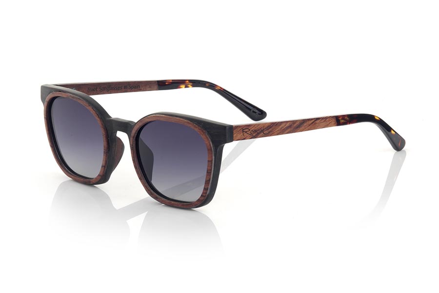 Wood eyewear of ebony GUSTAV. GUSTAV sunglasses are manufactured in a combination of two woods, ebony in the frame and inside of the temples and Rosewood in the outer ring of the frame and the outside of the temples. The latter are finished in carey acetate with internal rod which allow to be adjusted if necessary. It is a model with its own personality and a very careful finish that will surprise you with its originality and the combination of woods. Front measurement: 141x48mm for Wholesale & Retail | Root Sunglasses® 