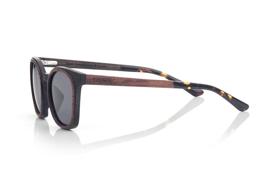 Wood eyewear of ebony GUSTAV. GUSTAV sunglasses are manufactured in a combination of two woods, ebony in the frame and inside of the temples and Rosewood in the outer ring of the frame and the outside of the temples. The latter are finished in carey acetate with internal rod which allow to be adjusted if necessary. It is a model with its own personality and a very careful finish that will surprise you with its originality and the combination of woods. Front measurement: 141x48mm for Wholesale & Retail | Root Sunglasses® 