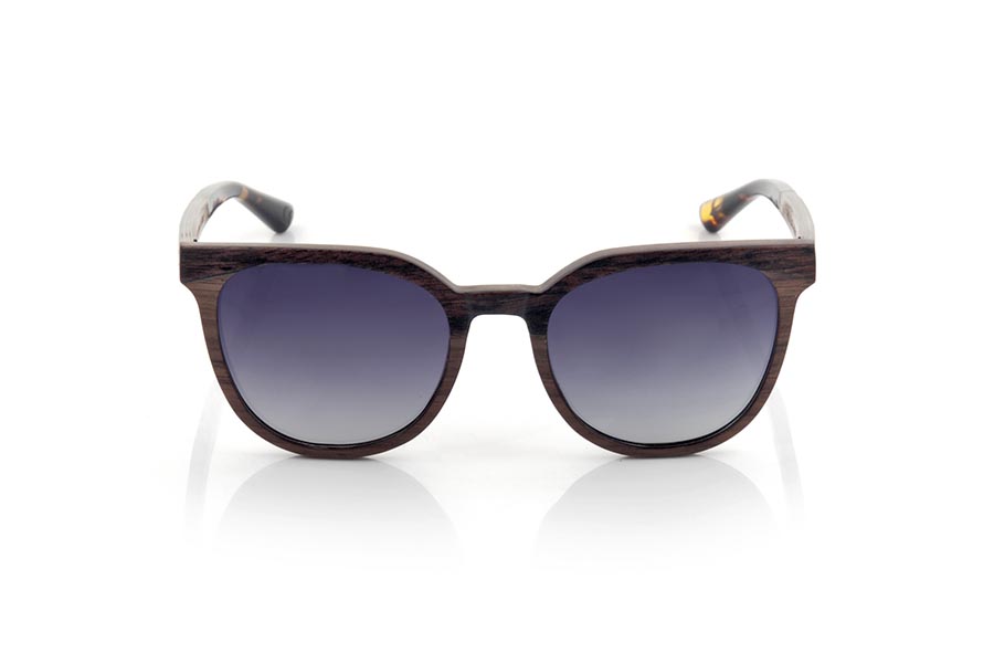 Wood eyewear of ebony PAUL. PAUL sunglasses are manufactured in a combination of two woods, Ebony on the eyebrow of the frame and on the outside of the temples and Black Walnut on the rest of the frame and on the inside of the temples. The latter are finished in hawksbill acetate with internal rod which allow to be adjusted if necessary. It is a model with its own personality and a very careful finish that will surprise you with its originality and the combination of woods. Front measure: 137x48mm for Wholesale & Retail | Root Sunglasses® 