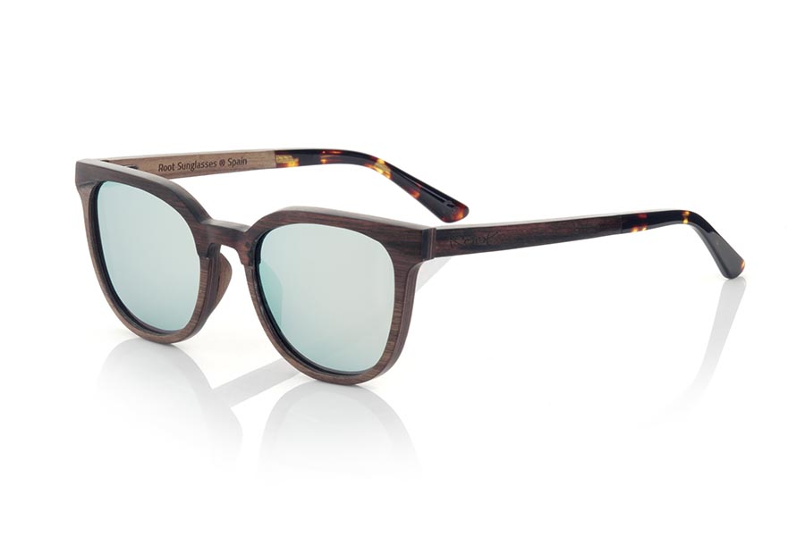 Wood eyewear of ebony PAUL. PAUL sunglasses are manufactured in a combination of two woods, Ebony on the eyebrow of the frame and on the outside of the temples and Black Walnut on the rest of the frame and on the inside of the temples. The latter are finished in hawksbill acetate with internal rod which allow to be adjusted if necessary. It is a model with its own personality and a very careful finish that will surprise you with its originality and the combination of woods. Front measure: 137x48mm for Wholesale & Retail | Root Sunglasses® 