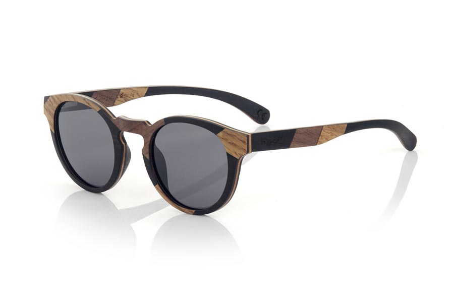 Wood eyewear of Walnut NEILY. NEILY sunglasses are manufactured in a combination of three spectacular woods, Black Walnut, Oak and African Black wood (Mpingo) in frame and temples. The latter are finished in hawksbill acetate with internal rod which allow to be adjusted if necessary. It is a finely executed elegant and original model with a very careful finish that will surprise you with its originality and the combination of woods. Front measurement: 140x48mm for Wholesale & Retail | Root Sunglasses® 