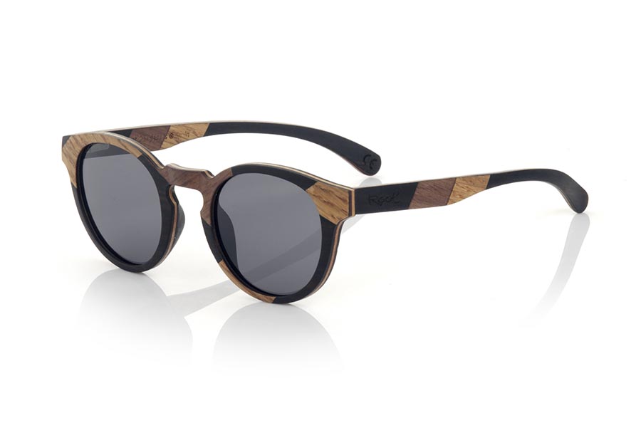 Gafas de Madera Natural de Walnut NEILY. Las gafas de sol NEILY están fabricadas en una combinación de tres espectaculares maderas, Nogal Negro, Roble y African Black wood (Mpingo) en montura y varillas. Estas ultimas están terminadas en acetato carey con varilla interna lo que permiten ser ajustadas en caso de ser necesario.  Se trata de un modelo finamente ejecutado elegante y original con una terminación muy cuidada que te sorprenderá su originalidad y la combinación de maderas. Medida frontal: 140x48mm Venta al Por Mayor y Detalle | Root Sunglasses® 