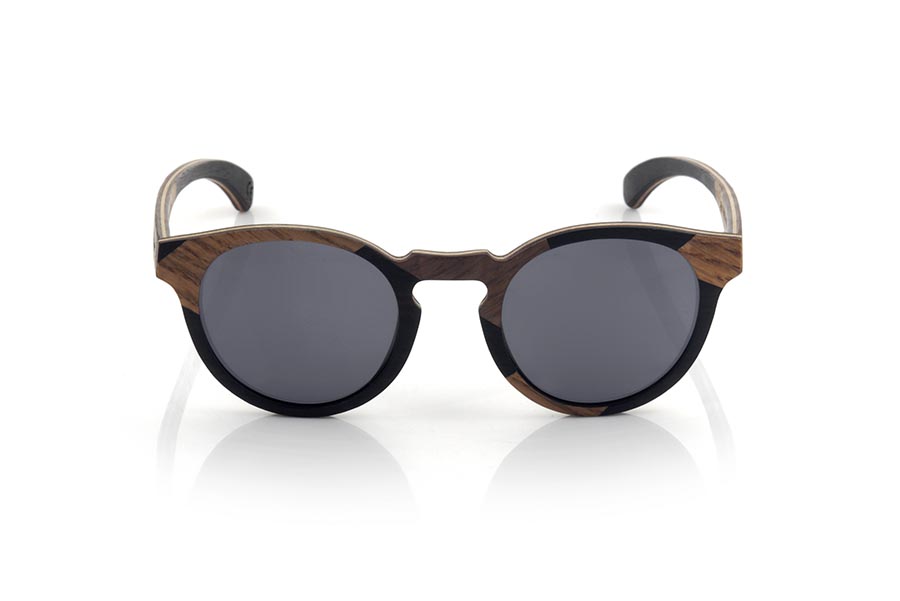 Gafas de Madera Natural de Walnut NEILY. Las gafas de sol NEILY están fabricadas en una combinación de tres espectaculares maderas, Nogal Negro, Roble y African Black wood (Mpingo) en montura y varillas. Estas ultimas están terminadas en acetato carey con varilla interna lo que permiten ser ajustadas en caso de ser necesario.  Se trata de un modelo finamente ejecutado elegante y original con una terminación muy cuidada que te sorprenderá su originalidad y la combinación de maderas. Medida frontal: 140x48mm Venta al Por Mayor y Detalle | Root Sunglasses® 