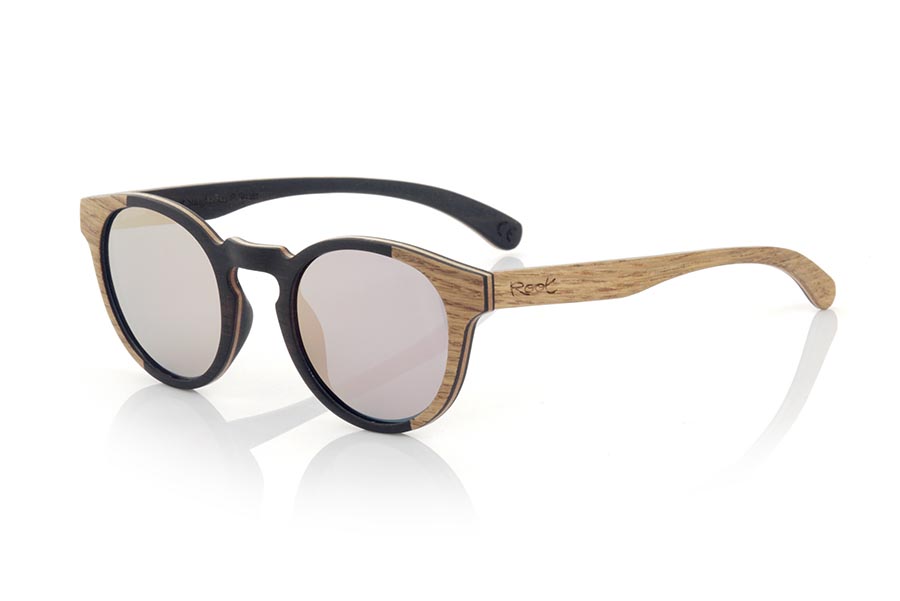 Wood eyewear of Roble modelo BOHO RY. BOHO sunglasses are made in a combination of two spectacular woods. Oak wood on the outside of the saddle and outside of the temples and Mpingo wood (African Black wood) on the inside of the saddle and internal area of the temples. The temples are finished in hawksbill acetate with internal rod which allow to be adjusted if necessary. It is a finely executed elegant and original model with a very careful finish that will surprise you with its originality and the combination of woods. Front measurement: 140x48mm | Root Sunglasses® 