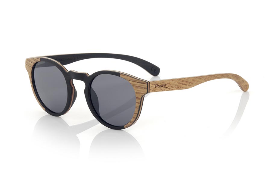 Wood eyewear of Roble modelo BOHO RY. BOHO sunglasses are made in a combination of two spectacular woods. Oak wood on the outside of the saddle and outside of the temples and Mpingo wood (African Black wood) on the inside of the saddle and internal area of the temples. The temples are finished in hawksbill acetate with internal rod which allow to be adjusted if necessary. It is a finely executed elegant and original model with a very careful finish that will surprise you with its originality and the combination of woods. Front measurement: 140x48mm | Root Sunglasses® 