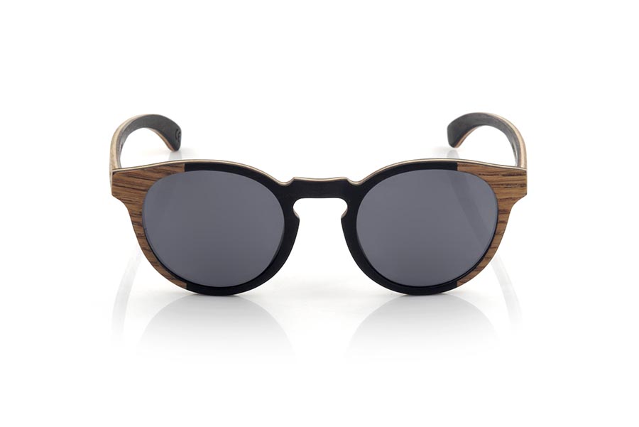 Gafas de Madera Natural de Roble BOHO RY. Las gafas de sol BOHO  están fabricadas en una combinación de dos espectaculares maderas. Madera de Roble en parte exterior de montura y exterior de varillas y madera de Mpingo (African Black wood) en el interior de montura y zona interna de varillas. Las varillas están terminadas en acetato estilo carey con varilla interna lo que permiten ser ajustadas en caso de ser necesario.  Se trata de un modelo finamente ejecutado elegante y original con una terminación muy cuidada que te sorprenderá su originalidad y la combinación de maderas. Medida frontal: 140x48mm Calibre: 47 Venta al Por Mayor y Detalle | Root Sunglasses® 