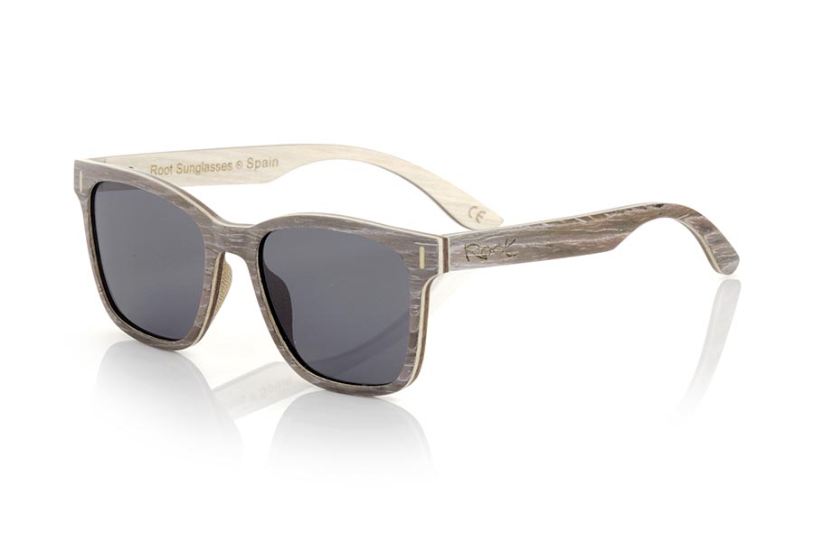 Gafas de Madera Natural de ice tree VEGEN. Las gafas de sol VEGEN están fabricadas en una combinación de dos maderas, White Ice Tree en exterior de montura y varillas y madera Arce en el interior de montura y varillas.  Se trata de un modelo bellísimo  y una terminación muy cuidada que te sorprenderá por la originalidad de las maderas utilizadas Medida frontal: 144x49mm Venta al Por Mayor y Detalle | Root Sunglasses® 