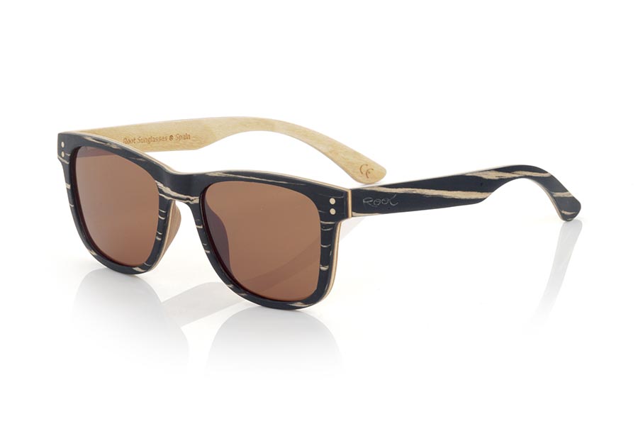 Gafas de Madera Natural de Zebrano ARUN. Las gafas de sol ARUN están fabricadas en una combinación de dos maderas, Zebrano Negro en exterior de montura y varillas y madera Arce en el interior de montura y varillas.  Se trata de un modelo bellísimo  y una terminación muy cuidada que te sorprenderá por la originalidad de las maderas utilizadas. Medida frontal: 144x49mm Venta al Por Mayor y Detalle | Root Sunglasses® 