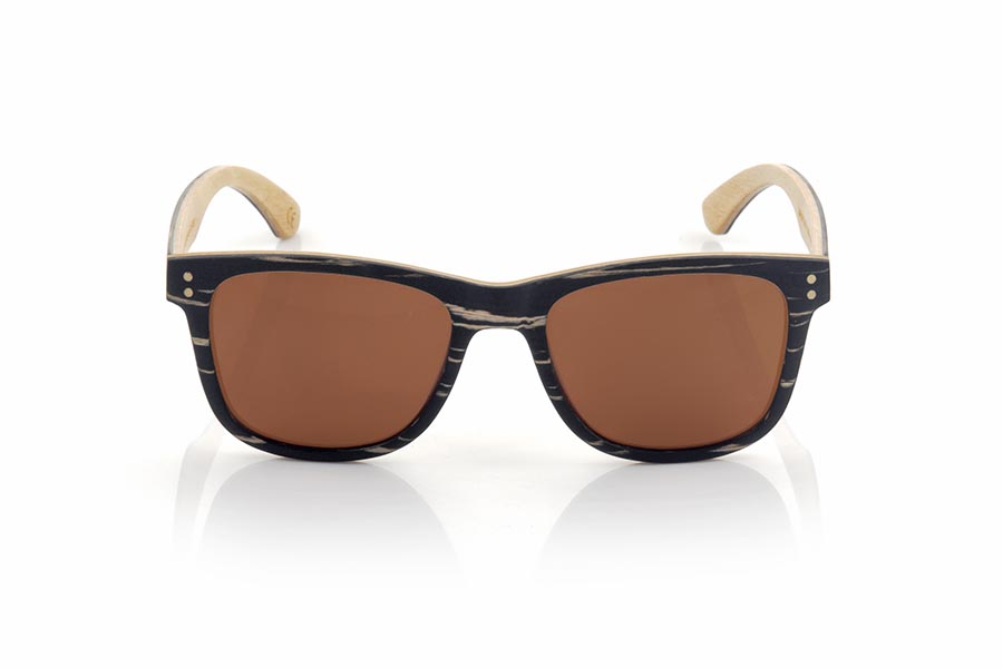 Gafas de Madera Natural de Zebrano ARUN. Las gafas de sol ARUN están fabricadas en una combinación de dos maderas, Zebrano Negro en exterior de montura y varillas y madera Arce en el interior de montura y varillas.  Se trata de un modelo bellísimo  y una terminación muy cuidada que te sorprenderá por la originalidad de las maderas utilizadas. Medida frontal: 144x49mm Venta al Por Mayor y Detalle | Root Sunglasses® 