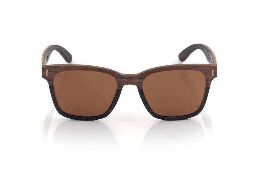 Gafas de Madera Natural de ebony URA. Las gafas de sol URA están fabricadas en una combinación de dos maderas, ÉBANO en parte inferior de montura y en el interior de las varillas y Palisandro en la parte superor de la montura y en el exterior de las varillas.  Se trata de un facil de llevar sencillo y elegante con una terminación muy cuidada que te sorprenderá por su originalidad y la combinación de maderas. Medida frontal: 145x50mm Venta al Por Mayor y Detalle | Root Sunglasses® 