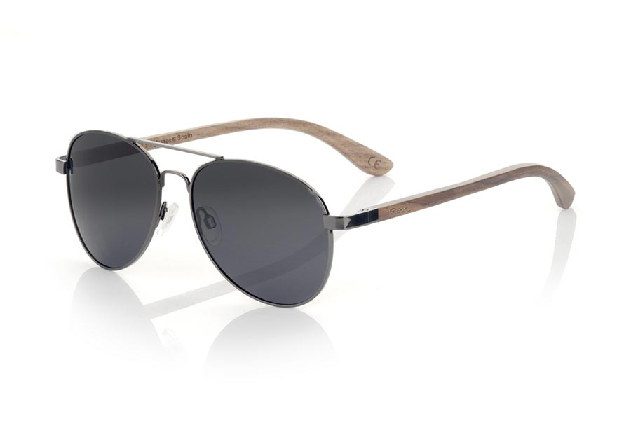 Gafas de Madera Natural de Zebrano MUNCHEN. Las gafas de sol MUNCHEN están fabricadas con la montura metálica negra y las varillas en madera de Zebrano natural. Un modelo clásico estilo Aviator combinadas de serie con varias lentes para que se adapten a tu estilo personal. Te encantará la combinación en madera de zebra. Medida frontal: 150x50mm Venta al Por Mayor y Detalle | Root Sunglasses® 