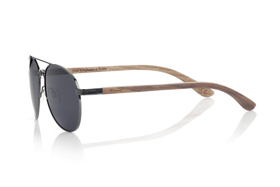 Wood eyewear of Zebrano MUNCHEN. MUNCHENsunglasses are made of black metal frame and natural Zebrano wood temples. A classic Aviator style model combined with several lenses to adapt to your personal style. You will love the combination in zebra wood. Front measurement: 150x50mm for Wholesale & Retail | Root Sunglasses® 