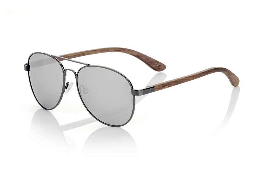 Wood eyewear of Zebrano modelo MUNCHEN. MUNCHENsunglasses are made of black metal frame and natural Zebrano wood temples. A classic Aviator style model combined with several lenses to adapt to your personal style. You will love the combination in zebra wood. Front measurement: 150x50mm | Root Sunglasses® 