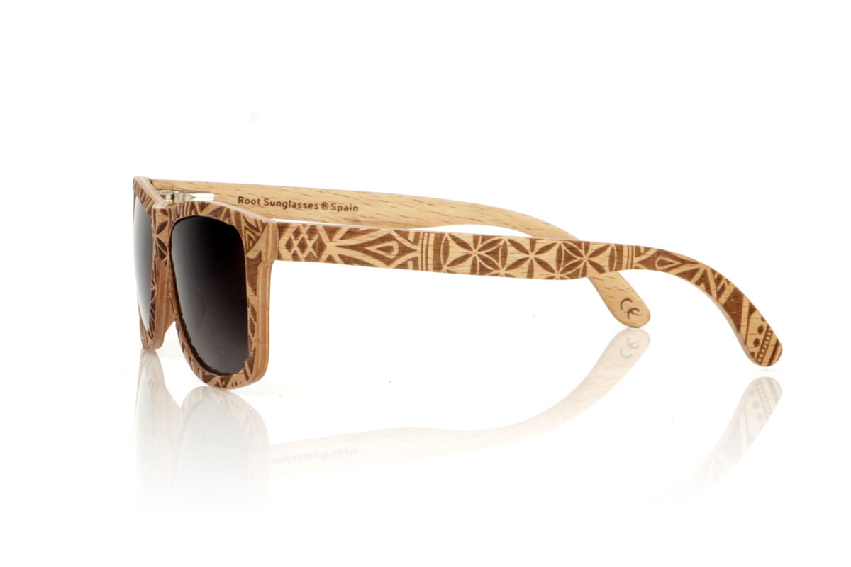 Wood eyewear of Beech MAURITANIA. The MAURITANIA wooden sunglasses have a shape inspired by the classics, made of beech wood. These glasses are distinguished by their exclusive finish engraved with an ethnic pattern, reflecting the arid tones of desert landscapes in every detail. Beech wood, in addition to its durability, provides a texture and color that makes each pair a unique piece. Designed for those looking for an accessory that stands out, the MAURITANIA are perfect for adding a touch of originality to your style. Measurement: 145x45. Caliber: 54. With them, you will take a piece of nature and adventure wherever you go. for Wholesale & Retail | Root Sunglasses® 