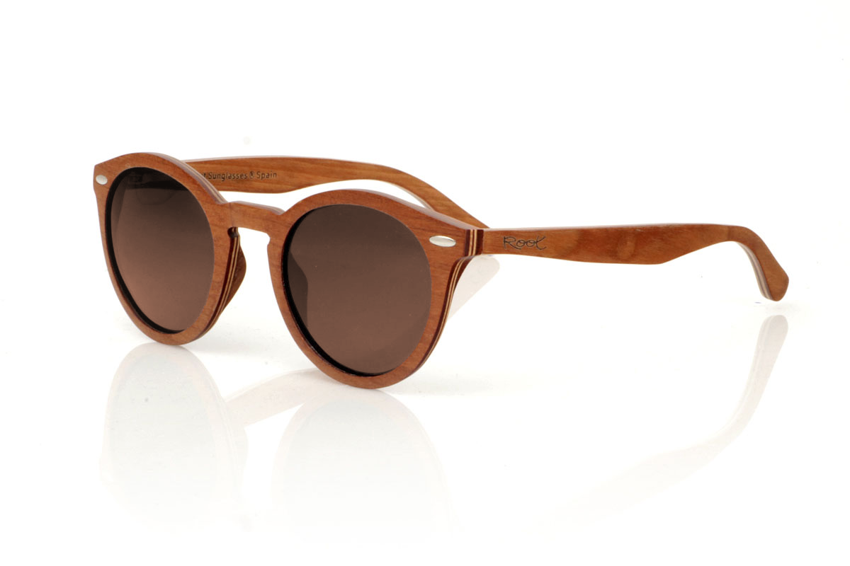 Gafas de Madera Natural de Cherry modelo LINDA. Las gafas de sol de madera LINDA se presentan con una silueta redondeada y elegante, destacando por su montura en madera de cerezo laminada a contraveta, lo que no solo garantiza durabilidad sino también un estilo único gracias a su hermoso veteado. Los pines metálicos plateados en el frontal añaden un toque de distinción, equilibrando la calidez de la madera con un brillo sutil. Con unas medidas más ajustadas de 140x49 y un calibre de 48, estas gafas ofrecen un ajuste cómodo y un estilo versátil, perfecto para quienes buscan un complemento sofisticado y atemporal. | Root Sunglasses® 