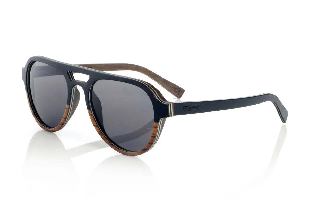 Wood eyewear of Ebony FLYER SK. FLYER SK sunglasses are handcrafted entirely from laminated wood, combining ebony, walnut and zebrawood. Their aviator-inspired design maintains a classic aesthetic with a distinctive bridge, providing a balance between style and functionality.
The laminated wood structure enhances the natural grain of each material, providing an organic and lightweight finish. Thanks to its layered construction, this model offers strength and comfort for daily use.
High-quality polarized lenses guarantee total UV protection and reduce glare, improving visual clarity. A timeless design that connects with nature without sacrificing protection and comfort.
Dimensions 144x52mm. Caliber 53. for Wholesale & Retail | Root Sunglasses® 