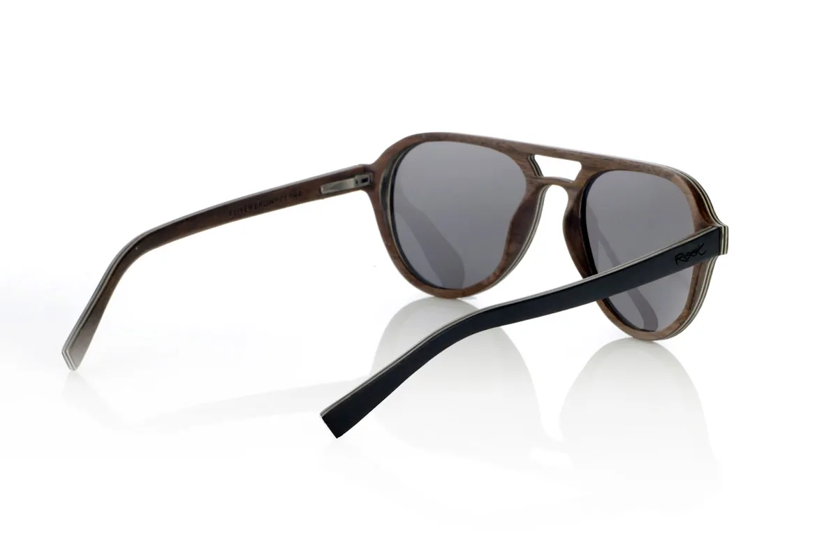 Wood eyewear of Ebony FLYER SK. FLYER SK sunglasses are handcrafted entirely from laminated wood, combining ebony, walnut and zebrawood. Their aviator-inspired design maintains a classic aesthetic with a distinctive bridge, providing a balance between style and functionality.
The laminated wood structure enhances the natural grain of each material, providing an organic and lightweight finish. Thanks to its layered construction, this model offers strength and comfort for daily use.
High-quality polarized lenses guarantee total UV protection and reduce glare, improving visual clarity. A timeless design that connects with nature without sacrificing protection and comfort.
Dimensions 144x52mm. Caliber 53. for Wholesale & Retail | Root Sunglasses® 