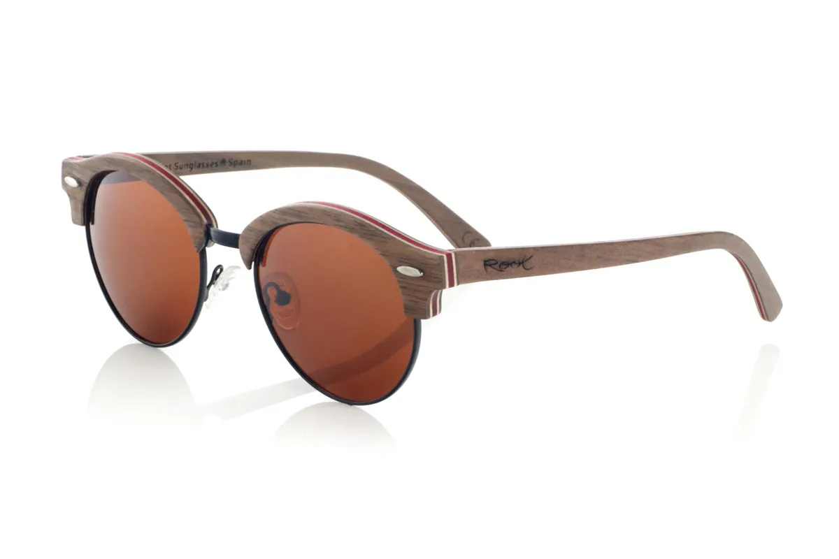 Gafas de Madera Natural de Walnut modelo LIAM. Las LIAM están fabricadas artesanalmente en madera laminada de nogal, con láminas interiores de arce natural y detalles en rojo. Su diseño combina la elegancia de los clásicos con un toque contemporáneo, resaltando las líneas curvas y la estructura metálica en el puente para una mayor resistencia.
La madera laminada aporta durabilidad sin comprometer la ligereza, permitiendo un ajuste cómodo para el día a día. La combinación de materiales naturales y acabados detallados realza el carácter único de cada pieza.
Las lentes polarizadas de alta calidad ofrecen una protección total contra los rayos UV, minimizando reflejos y garantizando una visión nítida. Un diseño versátil que une tradición y modernidad en unas gafas de sol de madera pensadas para quienes valoran la autenticidad y el confort.
Dimensiones 140x50mm. Calibre de 50. | Root Sunglasses® 