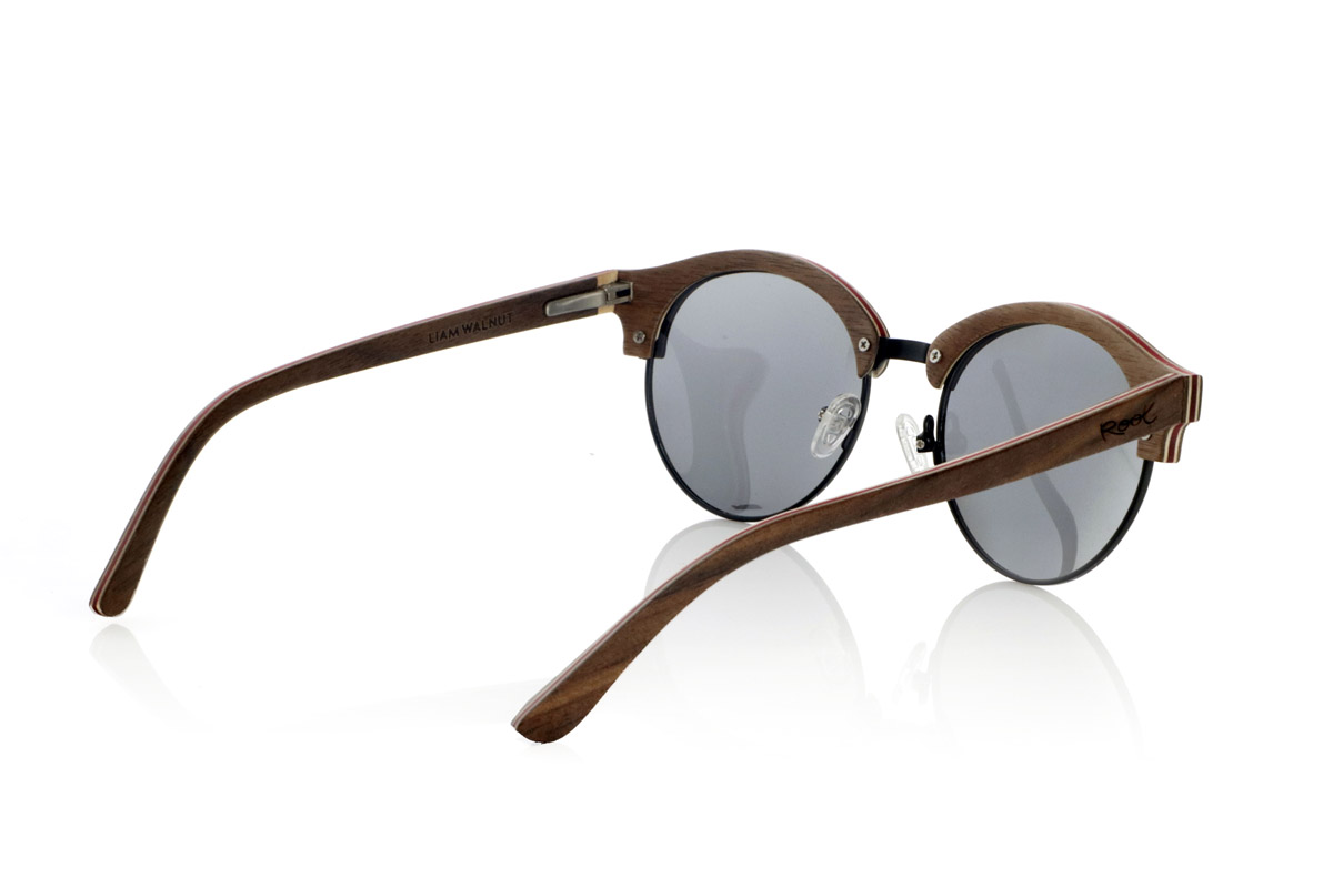 Gafas de Madera Natural de Walnut LIAM. Las LIAM están fabricadas artesanalmente en madera laminada de nogal, con láminas interiores de arce natural y detalles en rojo. Su diseño combina la elegancia de los clásicos con un toque contemporáneo, resaltando las líneas curvas y la estructura metálica en el puente para una mayor resistencia.
La madera laminada aporta durabilidad sin comprometer la ligereza, permitiendo un ajuste cómodo para el día a día. La combinación de materiales naturales y acabados detallados realza el carácter único de cada pieza.
Las lentes polarizadas de alta calidad ofrecen una protección total contra los rayos UV, minimizando reflejos y garantizando una visión nítida. Un diseño versátil que une tradición y modernidad en unas gafas de sol de madera pensadas para quienes valoran la autenticidad y el confort.
Dimensiones 140x50mm. Calibre de 50. Venta al Por Mayor y Detalle | Root Sunglasses® 