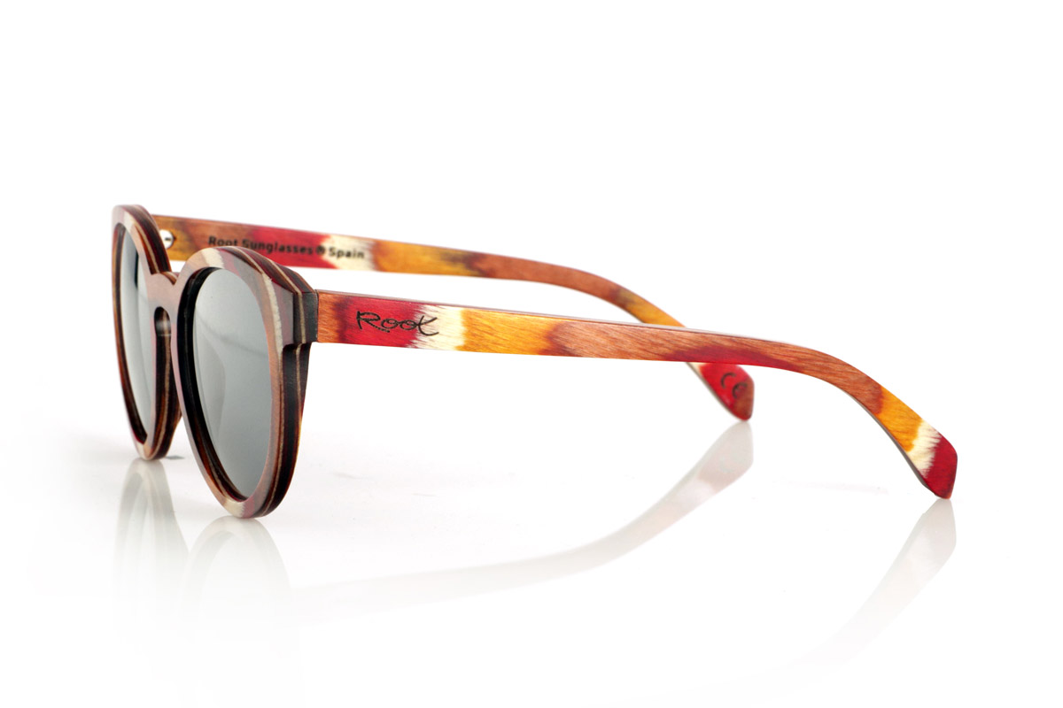 Gafas de Madera Natural de Laminada PHAPHAN. Las PHAPHAN están fabricadas íntegramente en madera laminada de skateboard, combinando capas de distintos tonos para lograr un diseño vibrante y único. Su montura redondeada ofrece un estilo atemporal, realzado por el contraste natural de las vetas de la madera.

La construcción en capas refuerza la resistencia del material sin comprometer la comodidad, proporcionando una sensación ligera y un ajuste cómodo para el uso diario. La personalidad de este modelo se ve acentuada por su combinación de colores, evocando un espíritu dinámico y auténtico.

Las lentes polarizadas de alta calidad aseguran protección total contra los rayos UV y reducen los reflejos, mejorando la nitidez visual. Unas gafas de sol de madera que conectan con la creatividad y la originalidad de quienes buscan algo diferente.

Dimensiones 142x43mm. Calibre de 51. Venta al Por Mayor y Detalle | Root Sunglasses® 