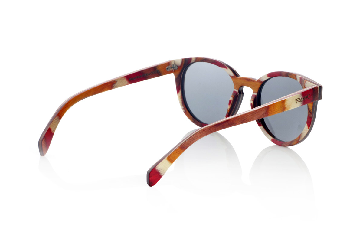 Gafas de Madera Natural de Laminada PHAPHAN. Las PHAPHAN están fabricadas íntegramente en madera laminada de skateboard, combinando capas de distintos tonos para lograr un diseño vibrante y único. Su montura redondeada ofrece un estilo atemporal, realzado por el contraste natural de las vetas de la madera.

La construcción en capas refuerza la resistencia del material sin comprometer la comodidad, proporcionando una sensación ligera y un ajuste cómodo para el uso diario. La personalidad de este modelo se ve acentuada por su combinación de colores, evocando un espíritu dinámico y auténtico.

Las lentes polarizadas de alta calidad aseguran protección total contra los rayos UV y reducen los reflejos, mejorando la nitidez visual. Unas gafas de sol de madera que conectan con la creatividad y la originalidad de quienes buscan algo diferente.

Dimensiones 142x43mm. Calibre de 51. Venta al Por Mayor y Detalle | Root Sunglasses® 