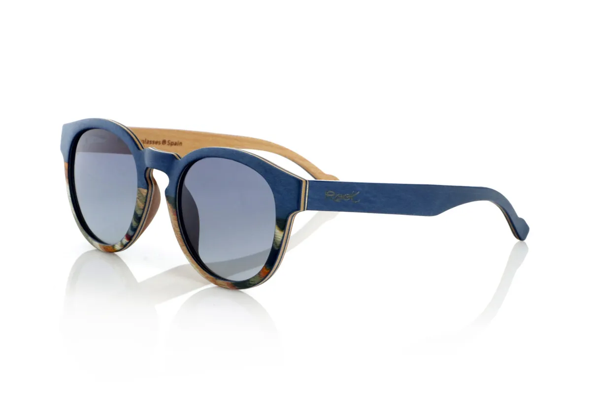 Gafas de Madera Natural de Arce WANZ. Las gafas WANZ están fabricadas con una combinación de maderas laminadas que aportan un estilo único y distintivo. Su frontal en madera de arce azul se fusiona con una lámina multicolor de rainbow skateboard, creando un efecto visual dinámico y original. Las varillas, elaboradas en arce tintado azul con interior en madera de arce natural, complementan el diseño con un equilibrio entre modernidad y calidez.

Gracias a su construcción en capas de madera, estas gafas de madera garantizan resistencia sin comprometer la comodidad. Incorporan lentes polarizadas de alta calidad que ofrecen protección total contra los rayos UV y reducen los reflejos, mejorando la claridad visual.

Un modelo versátil que destaca por su diseño atrevido y su inspiración en la naturaleza. Dimensiones: 138x52mm. Calibre 49. Venta al Por Mayor y Detalle | Root Sunglasses® 