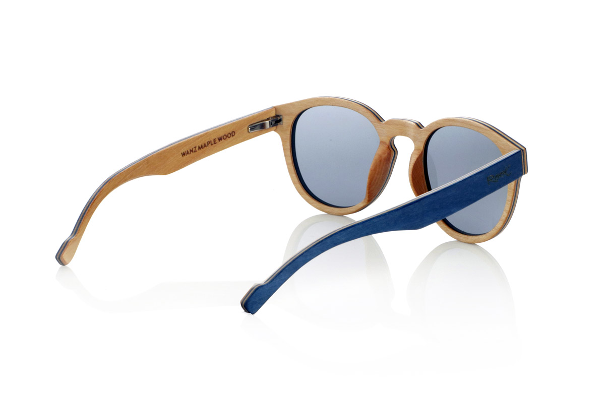 Gafas de Madera Natural de Arce WANZ. Las gafas WANZ están fabricadas con una combinación de maderas laminadas que aportan un estilo único y distintivo. Su frontal en madera de arce azul se fusiona con una lámina multicolor de rainbow skateboard, creando un efecto visual dinámico y original. Las varillas, elaboradas en arce tintado azul con interior en madera de arce natural, complementan el diseño con un equilibrio entre modernidad y calidez.

Gracias a su construcción en capas de madera, estas gafas de madera garantizan resistencia sin comprometer la comodidad. Incorporan lentes polarizadas de alta calidad que ofrecen protección total contra los rayos UV y reducen los reflejos, mejorando la claridad visual.

Un modelo versátil que destaca por su diseño atrevido y su inspiración en la naturaleza. Dimensiones: 138x52mm. Calibre 49. Venta al Por Mayor y Detalle | Root Sunglasses® 