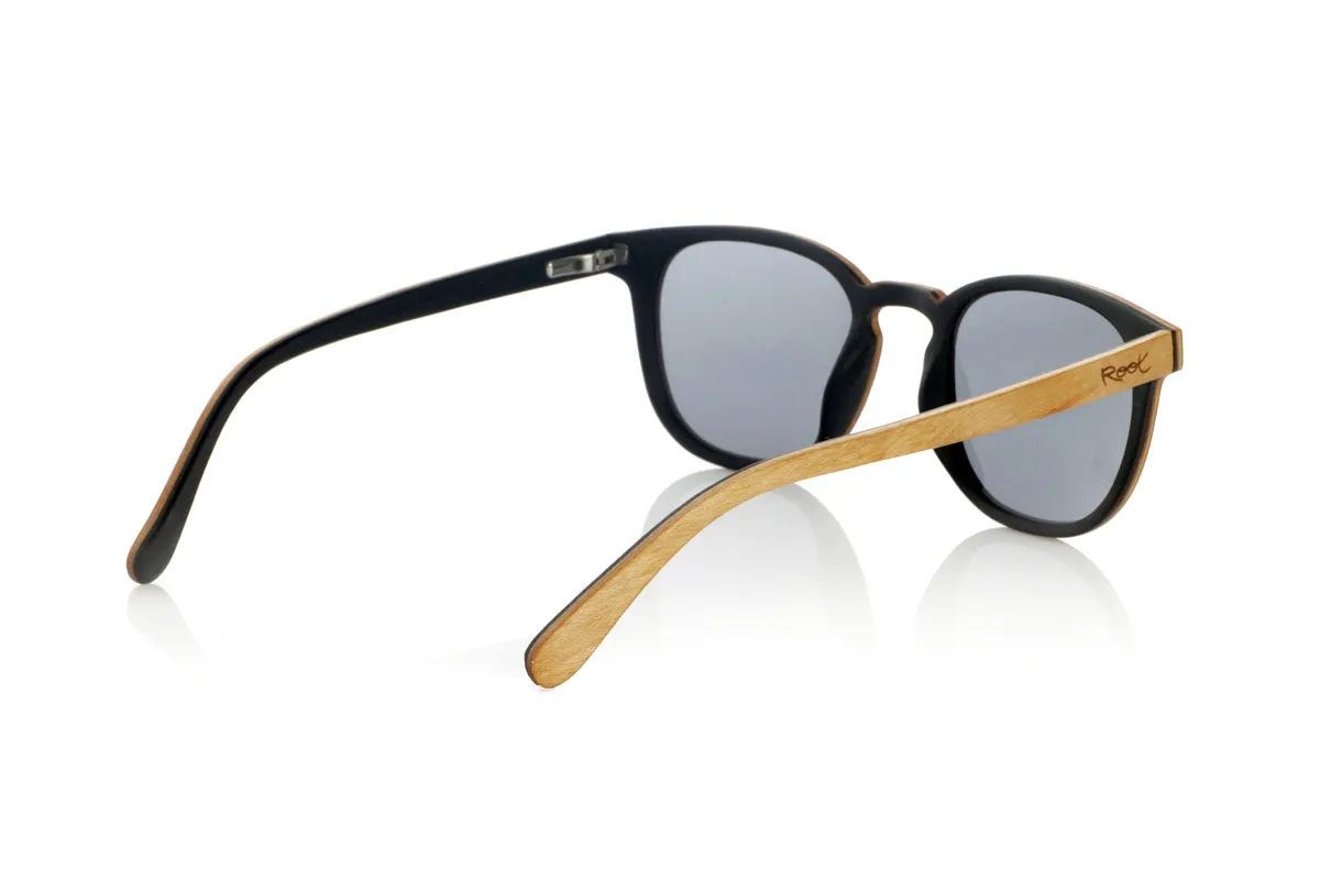 Gafas de Madera Natural de Arce MOUTHY. Las MOUTHY son gafas de sol fabricadas con una combinación de madera laminada de arce en el exterior y ébano en el interior. Su diseño equilibra líneas clásicas con un sutil detalle decorativo de dos puntos en el frontal, resaltando su carácter artesanal.

La estructura en madera laminada potencia la resistencia sin comprometer la ligereza, ofreciendo comodidad para el día a día. El contraste entre el tono natural del arce y la profundidad del ébano en el interior aporta un acabado refinado y distintivo.

Incorporan lentes polarizadas de alta calidad, que reducen reflejos y garantizan protección UV total, asegurando una visión más clara y confortable. Un modelo que fusiona tradición y diseño con materiales naturales.

Dimensiones 142x47mm. Calibre de 49 Venta al Por Mayor y Detalle | Root Sunglasses® 