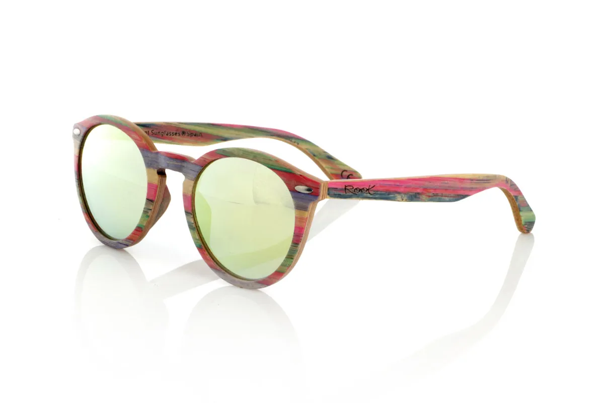 Gafas de Madera Natural de Bambú SARA. Las gafas de sol de madera SARA están elaboradas en bambú laminado multicolor, resaltando una combinación única de tonalidades vibrantes. Su montura redondeada aporta un estilo atemporal con un toque distintivo, mientras que el adorno metálico en el frontal realza su diseño. La construcción en madera laminada asegura resistencia y comodidad en el uso diario. Incorporan lentes polarizadas que garantizan protección total contra los rayos UV y reducen los reflejos.

Dimensiones: 146x50mm. Calibre 48. Venta al Por Mayor y Detalle | Root Sunglasses® 
