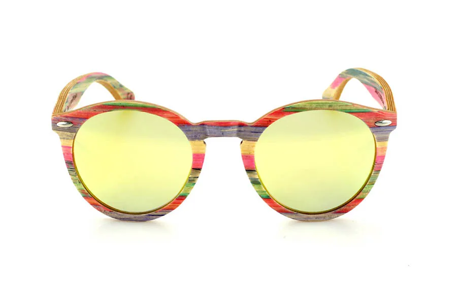 Gafas de Madera Natural de Bambú SARA. Las gafas de sol de madera SARA están elaboradas en bambú laminado multicolor, resaltando una combinación única de tonalidades vibrantes. Su montura redondeada aporta un estilo atemporal con un toque distintivo, mientras que el adorno metálico en el frontal realza su diseño. La construcción en madera laminada asegura resistencia y comodidad en el uso diario. Incorporan lentes polarizadas que garantizan protección total contra los rayos UV y reducen los reflejos.

Dimensiones: 146x50mm. Calibre 48. Venta al Por Mayor y Detalle | Root Sunglasses® 