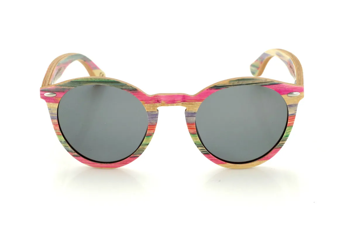 Gafas de Madera Natural de Bambú SARA. Las gafas de sol de madera SARA están elaboradas en bambú laminado multicolor, resaltando una combinación única de tonalidades vibrantes. Su montura redondeada aporta un estilo atemporal con un toque distintivo, mientras que el adorno metálico en el frontal realza su diseño. La construcción en madera laminada asegura resistencia y comodidad en el uso diario. Incorporan lentes polarizadas que garantizan protección total contra los rayos UV y reducen los reflejos.

Dimensiones: 146x50mm. Calibre 48. Venta al Por Mayor y Detalle | Root Sunglasses® 