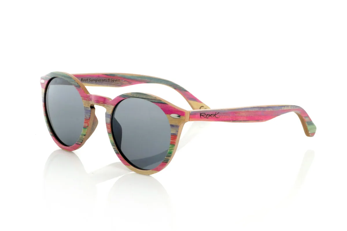 Gafas de Madera Natural de Bambú SARA. Las gafas de sol de madera SARA están elaboradas en bambú laminado multicolor, resaltando una combinación única de tonalidades vibrantes. Su montura redondeada aporta un estilo atemporal con un toque distintivo, mientras que el adorno metálico en el frontal realza su diseño. La construcción en madera laminada asegura resistencia y comodidad en el uso diario. Incorporan lentes polarizadas que garantizan protección total contra los rayos UV y reducen los reflejos.

Dimensiones: 146x50mm. Calibre 48. Venta al Por Mayor y Detalle | Root Sunglasses® 