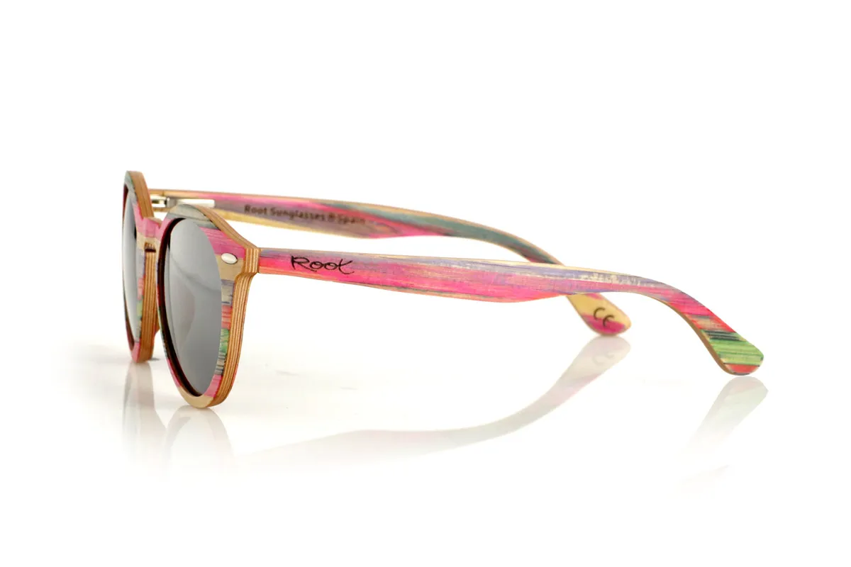 Gafas de Madera Natural de Bambú SARA. Las gafas de sol de madera SARA están elaboradas en bambú laminado multicolor, resaltando una combinación única de tonalidades vibrantes. Su montura redondeada aporta un estilo atemporal con un toque distintivo, mientras que el adorno metálico en el frontal realza su diseño. La construcción en madera laminada asegura resistencia y comodidad en el uso diario. Incorporan lentes polarizadas que garantizan protección total contra los rayos UV y reducen los reflejos.

Dimensiones: 146x50mm. Calibre 48. Venta al Por Mayor y Detalle | Root Sunglasses® 