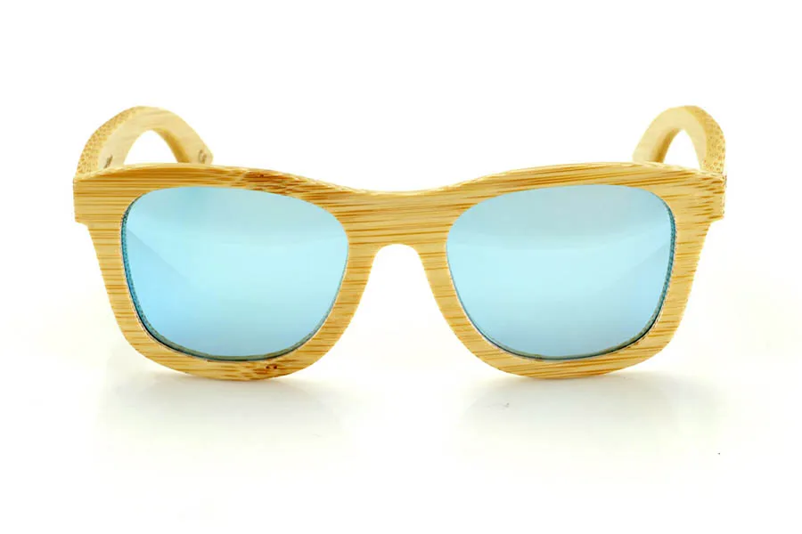 Gafas de Madera Natural de Bambú SIRIA. Las gafas de sol de madera SIRIA están fabricadas en bambú macizo natural, resaltando su estructura orgánica y la textura característica de este material sostenible. Su diseño cuadrado y robusto equilibra estética y funcionalidad, con un acabado que realza las vetas naturales del bambú.

La montura proporciona comodidad y resistencia, mientras que las lentes polarizadas ofrecen una protección completa contra los rayos UV y reducen los reflejos, mejorando la claridad visual. Un modelo versátil y atemporal que mantiene la esencia de las gafas de madera con un diseño equilibrado y natural.

Dimensiones: 150x52 mm
Calibre: 54 Venta al Por Mayor y Detalle | Root Sunglasses® 