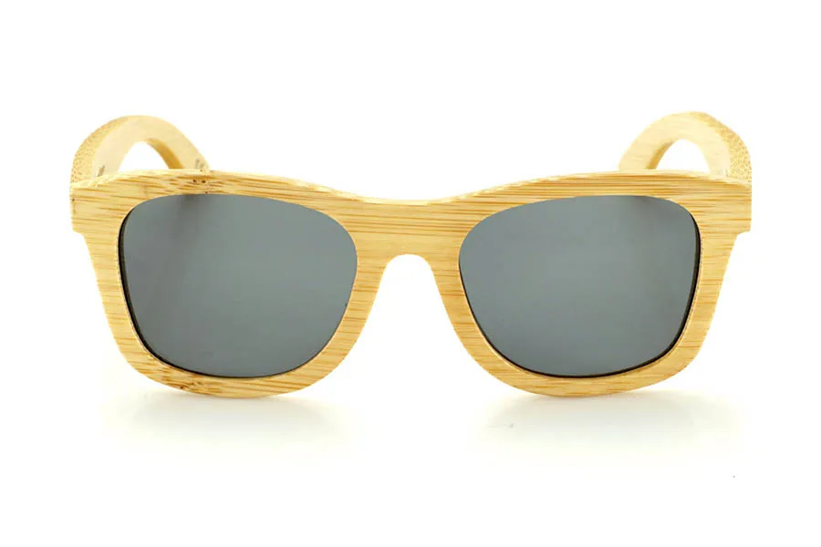 Gafas de Madera Natural de Bambú SIRIA. Las gafas de sol de madera SIRIA están fabricadas en bambú macizo natural, resaltando su estructura orgánica y la textura característica de este material sostenible. Su diseño cuadrado y robusto equilibra estética y funcionalidad, con un acabado que realza las vetas naturales del bambú.

La montura proporciona comodidad y resistencia, mientras que las lentes polarizadas ofrecen una protección completa contra los rayos UV y reducen los reflejos, mejorando la claridad visual. Un modelo versátil y atemporal que mantiene la esencia de las gafas de madera con un diseño equilibrado y natural.

Dimensiones: 150x52 mm
Calibre: 54 Venta al Por Mayor y Detalle | Root Sunglasses® 