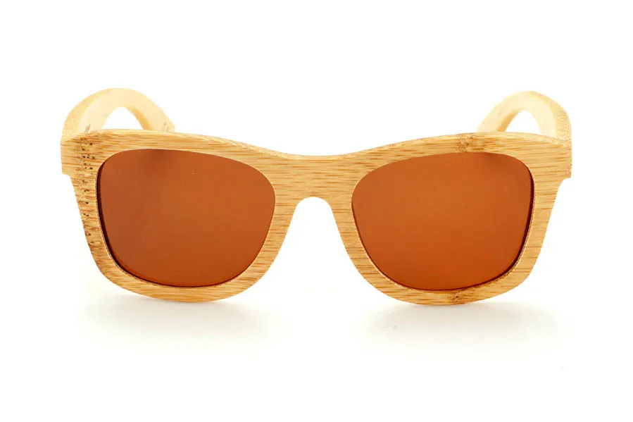 Gafas de Madera Natural de Bambú SIRIA. Las gafas de sol de madera SIRIA están fabricadas en bambú macizo natural, resaltando su estructura orgánica y la textura característica de este material sostenible. Su diseño cuadrado y robusto equilibra estética y funcionalidad, con un acabado que realza las vetas naturales del bambú.

La montura proporciona comodidad y resistencia, mientras que las lentes polarizadas ofrecen una protección completa contra los rayos UV y reducen los reflejos, mejorando la claridad visual. Un modelo versátil y atemporal que mantiene la esencia de las gafas de madera con un diseño equilibrado y natural.

Dimensiones: 150x52 mm
Calibre: 54 Venta al Por Mayor y Detalle | Root Sunglasses® 