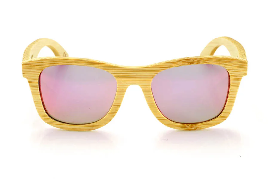 Gafas de Madera Natural de Bambú SIRIA. Las gafas de sol de madera SIRIA están fabricadas en bambú macizo natural, resaltando su estructura orgánica y la textura característica de este material sostenible. Su diseño cuadrado y robusto equilibra estética y funcionalidad, con un acabado que realza las vetas naturales del bambú.

La montura proporciona comodidad y resistencia, mientras que las lentes polarizadas ofrecen una protección completa contra los rayos UV y reducen los reflejos, mejorando la claridad visual. Un modelo versátil y atemporal que mantiene la esencia de las gafas de madera con un diseño equilibrado y natural.

Dimensiones: 150x52 mm
Calibre: 54 Venta al Por Mayor y Detalle | Root Sunglasses® 