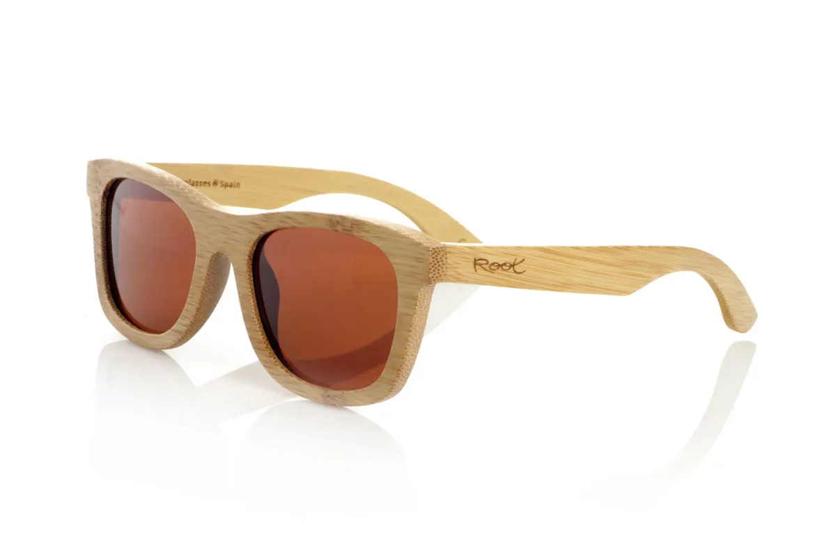 Gafas de Madera Natural de Bambú SIRIA. Las gafas de sol de madera SIRIA están fabricadas en bambú macizo natural, resaltando su estructura orgánica y la textura característica de este material sostenible. Su diseño cuadrado y robusto equilibra estética y funcionalidad, con un acabado que realza las vetas naturales del bambú.

La montura proporciona comodidad y resistencia, mientras que las lentes polarizadas ofrecen una protección completa contra los rayos UV y reducen los reflejos, mejorando la claridad visual. Un modelo versátil y atemporal que mantiene la esencia de las gafas de madera con un diseño equilibrado y natural.

Dimensiones: 150x52 mm
Calibre: 54 Venta al Por Mayor y Detalle | Root Sunglasses® 