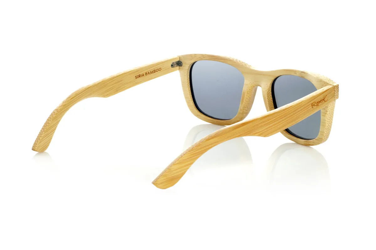 Gafas de Madera Natural de Bambú SIRIA. Las gafas de sol de madera SIRIA están fabricadas en bambú macizo natural, resaltando su estructura orgánica y la textura característica de este material sostenible. Su diseño cuadrado y robusto equilibra estética y funcionalidad, con un acabado que realza las vetas naturales del bambú.

La montura proporciona comodidad y resistencia, mientras que las lentes polarizadas ofrecen una protección completa contra los rayos UV y reducen los reflejos, mejorando la claridad visual. Un modelo versátil y atemporal que mantiene la esencia de las gafas de madera con un diseño equilibrado y natural.

Dimensiones: 150x52 mm
Calibre: 54 Venta al Por Mayor y Detalle | Root Sunglasses® 