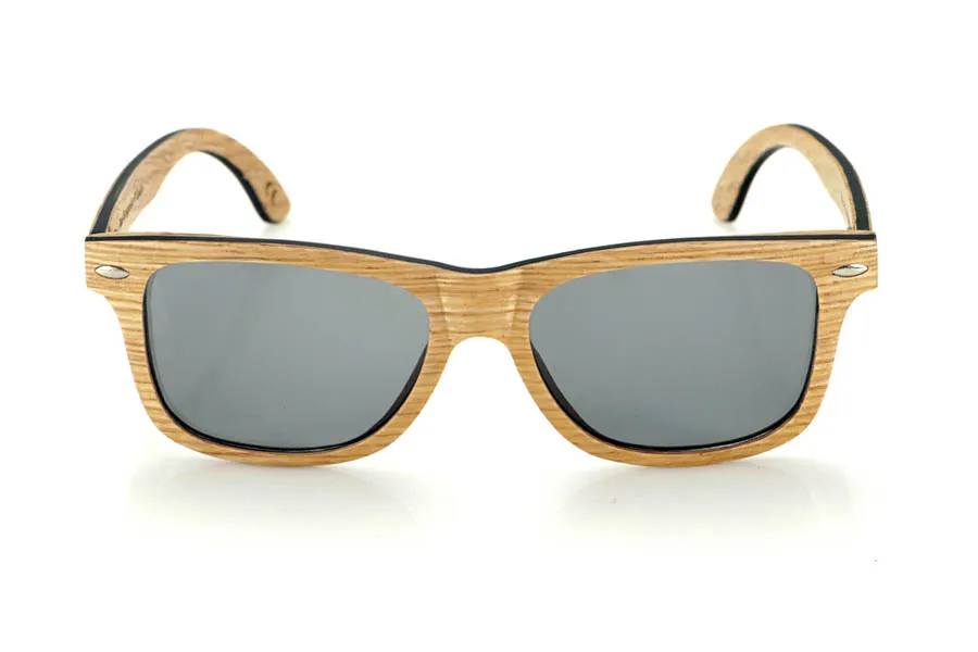 Wood eyewear of Oak RAJASTAN SK. RAJASTAN wooden sunglasses are made from a combination of laminated oak wood and a black maple inner layer, offering a sophisticated and natural style. Its rectangular design is complemented by metallic ornaments on the front, adding a touch of elegance. These wooden sunglasses are an ideal choice for those looking for an exclusive and sustainable look. Dimensions: 148x47 mm
Caliber: 49 for Wholesale & Retail | Root Sunglasses® 