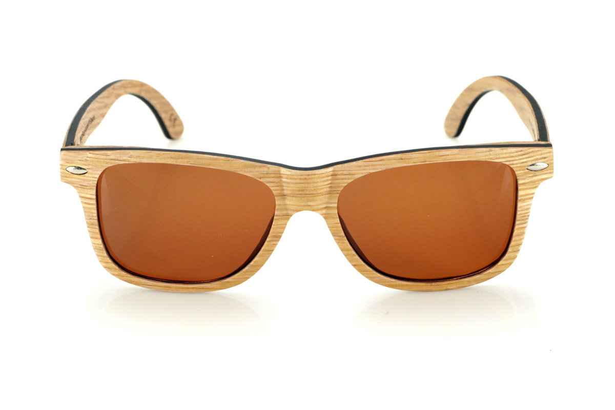 Gafas de Madera Natural de Roble RAJASTAN SK. Las gafas de sol de madera RAJASTAN están elaboradas con una combinación de madera de roble laminada y una capa interior de arce negro, ofreciendo un estilo sofisticado y natural. Su diseño rectangular se complementa con adornos metálicos en el frontal, aportando un toque de elegancia. Estas gafas de madera son una opción ideal para quienes buscan un look exclusivo y sostenible. Dimensiones: 148x47 mm
Calibre: 49 Venta al Por Mayor y Detalle | Root Sunglasses® 