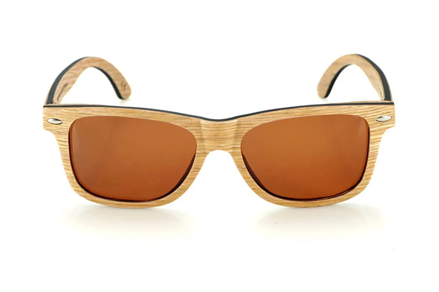 Wood eyewear of Oak RAJASTAN SK. RAJASTAN wooden sunglasses are made from a combination of laminated oak wood and a black maple inner layer, offering a sophisticated and natural style. Its rectangular design is complemented by metallic ornaments on the front, adding a touch of elegance. These wooden sunglasses are an ideal choice for those looking for an exclusive and sustainable look. Dimensions: 148x47 mm
Caliber: 49 for Wholesale & Retail | Root Sunglasses® 
