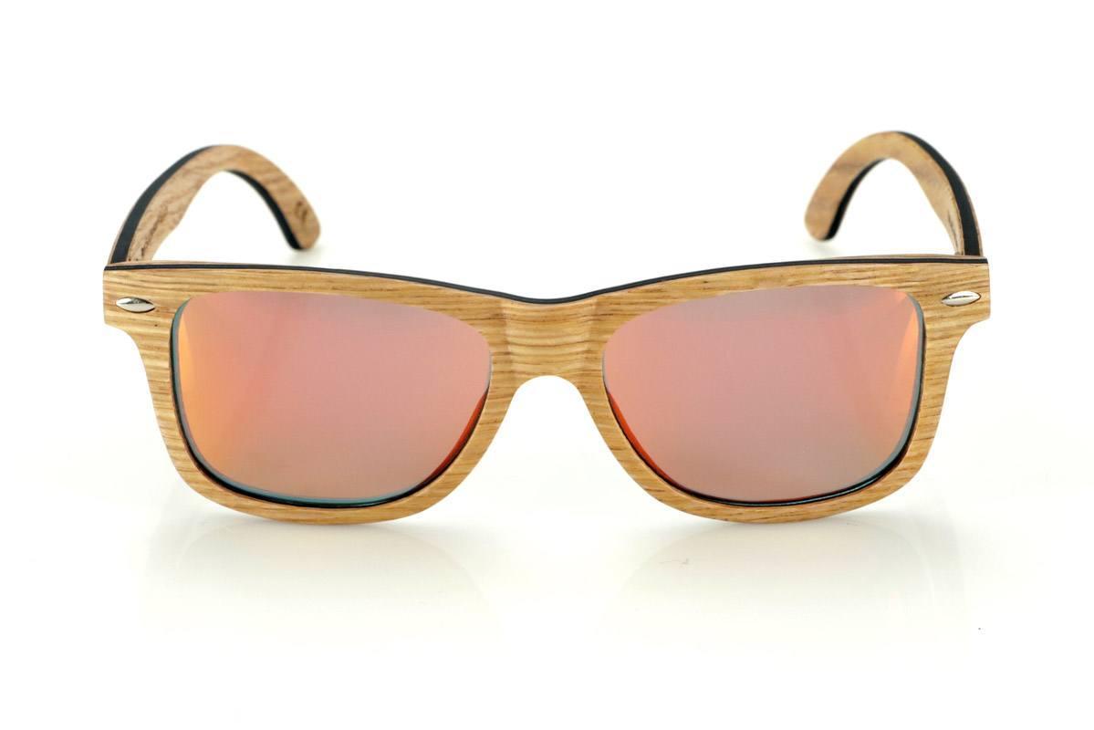 Gafas de Madera Natural de Roble RAJASTAN SK. Las gafas de sol de madera RAJASTAN están elaboradas con una combinación de madera de roble laminada y una capa interior de arce negro, ofreciendo un estilo sofisticado y natural. Su diseño rectangular se complementa con adornos metálicos en el frontal, aportando un toque de elegancia. Estas gafas de madera son una opción ideal para quienes buscan un look exclusivo y sostenible. Dimensiones: 148x47 mm
Calibre: 49 Venta al Por Mayor y Detalle | Root Sunglasses® 