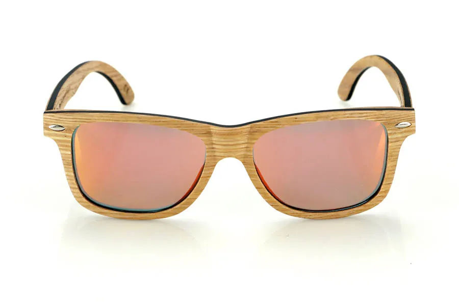 Wood eyewear of Oak RAJASTAN SK. RAJASTAN wooden sunglasses are made from a combination of laminated oak wood and a black maple inner layer, offering a sophisticated and natural style. Its rectangular design is complemented by metallic ornaments on the front, adding a touch of elegance. These wooden sunglasses are an ideal choice for those looking for an exclusive and sustainable look. Dimensions: 148x47 mm
Caliber: 49 for Wholesale & Retail | Root Sunglasses® 