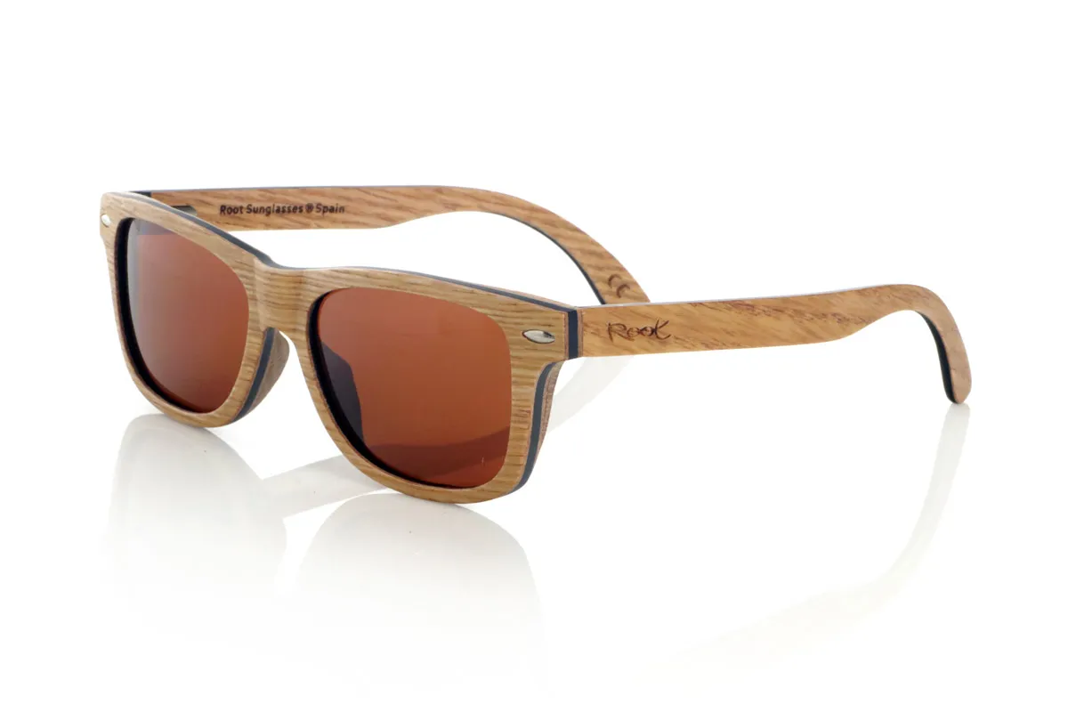 Wood eyewear of Oak RAJASTAN SK. RAJASTAN wooden sunglasses are made from a combination of laminated oak wood and a black maple inner layer, offering a sophisticated and natural style. Its rectangular design is complemented by metallic ornaments on the front, adding a touch of elegance. These wooden sunglasses are an ideal choice for those looking for an exclusive and sustainable look. Dimensions: 148x47 mm
Caliber: 49 for Wholesale & Retail | Root Sunglasses® 
